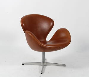 Arne Jacobsen. Svanen stol model 3320. Nybetrukket.