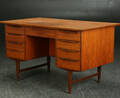 Skrivebord af teaktræ, 1960erne, dansk møbelproducent