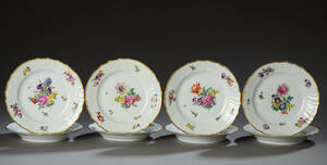 Royal Copenhagen. Fuld Saksisk blomst med takket guldkant. 8 tallerkner 8
