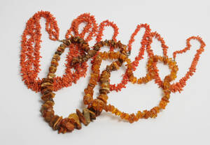 3 halskæder med koraler og 2 halskæder med rav 5