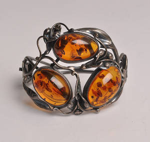 Vintage armring af oxyderet sølv, prydet med ravindsatse