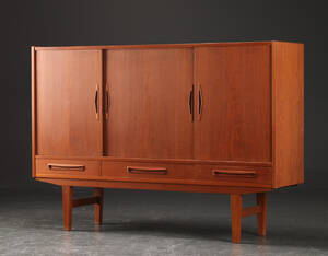 Dansk møbelproducent. Høj skænk af teaktræ, 1960erne