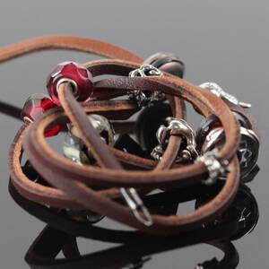 Troldekugler læder armbånd med charms