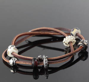 Troldekugler læder armbånd med charms