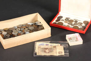 Mindre samling mønter fra Danmark og udland. Denne vare er sat til omsalg under nyt varenummer 4064948