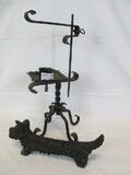 SMIDE LJUSSTAKE H 48 CM, ELDHUND L 33 CM