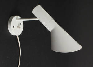Arne Jacobsen. AJ-væglampe af hvidlakeret metal