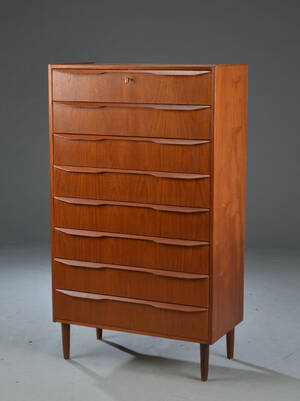  Kommode af massiv og fineret teak, front med otte skuffer.
