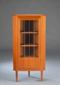  Hjørneskab af massiv og fineret teak, front med glasdør.