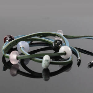 Troldekugler læder armbånd med charms