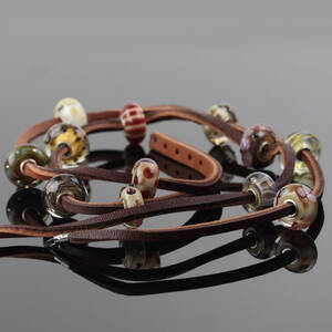 Troldekugler læder armbånd med charms