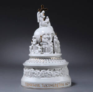 Russisk porcelænsfigur i form af Tusindårsmindesmærket for Rusland i Novgorod