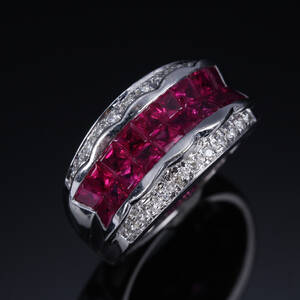 Rubin- og brillantring af 18 kt. hvidguld, rubiner i alt ca. 2.16 ct