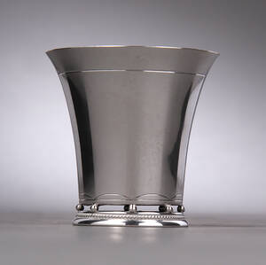 Grann  Laglye. Bæger af sølv prydet med kugledekoration, anno 1939