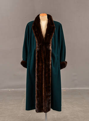 Grön kappa i kashmere med minkbräm. Storlek M. 