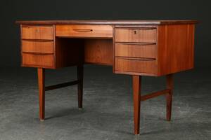 Skrivebord af teak, 1950erne, dansk møbelproducent