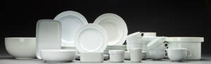 Grethe Meyer for Royal Copenhagen  Aluminia. Blåkant service af fajance bestående af  42 dele.