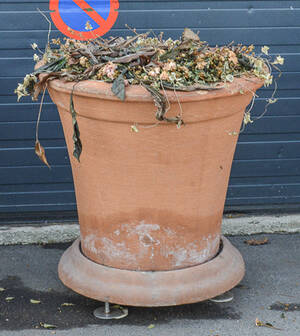 Stor blomsterkrukke af lertøj med underskål i form af urtepotteskjuler. 