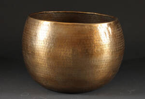 Vase fad af messing. Denne vare er sat til omsalg under nyt varenummer 4250519