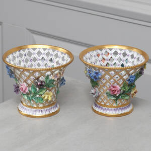 GALLERSKÅLAR, ett par, porslin, 1920-tal