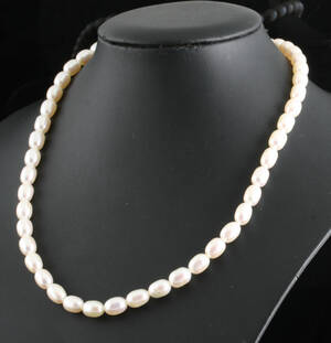 Fresh water pearl necklace in gold 