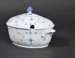 Royal Copenhagen  Kgl. P. Musselmalet Riflet. Oval terrin m låg, nr. 361 1. sort.