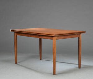 Farstrup spisebord af teaktræ med hollandsk udtræk, på runde tilspidsede ben. 