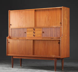 Høj skænk af teaktræ, 1950erne, dansk møbelproducent