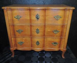 Mindre Byrå Barockstil Längd 72cm Höjd 66cm