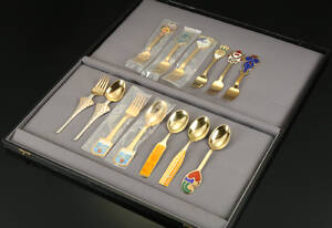 A. Michelsen. Tretten juleskeer- og gafler af forgyldt sterlingsølv 13