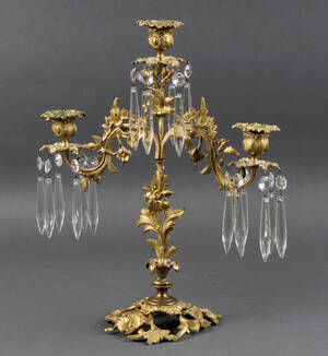 Tre armet lysestage af bronze med prismer