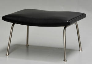 Hans J. Wegner. Skammel med sort læder, model CH 446 