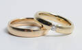 2 ringe af guld, ene med brillant på ca. 0.15 ct