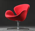 Arne Jacobsen. Svanen lænestol, model 3320, rødt uld  