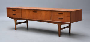 Dansk møbelproducent. Lav skænk af teak