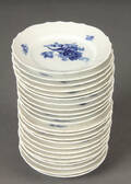 Kgl. porcelæn. Blå blomst kagetallerkener, svejfet 23  