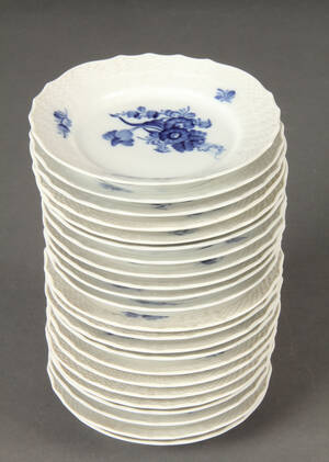 Kgl. porcelæn. Blå blomst kagetallerkener, svejfet 23  