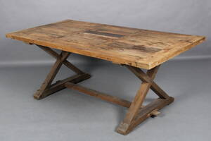 Spisebord af genanvendt elmetræ.