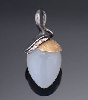 Ole Lynggaard, Lotus vedhæng af guld, sølv med månesten og diamanter 