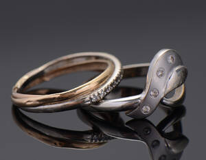 Trefarvet brillantring og ring af 14 kt 2