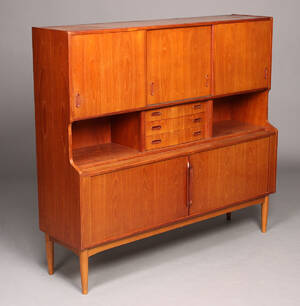 Dansk møbelproducent. Høj skænk, teaktræ