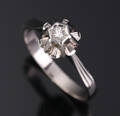 Ring i 14 kt hvidguld med mindre brillant