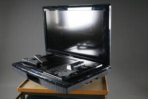 Toshiba modell 32AV500P samt Samsung modell LE26B355 med fjärrkontroller. 4