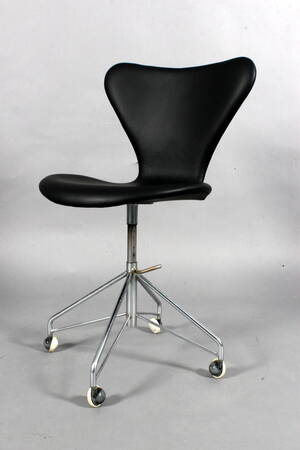 Arne Jacobsen. Kontorstol model AJ 3107. Nybetrukket Denne vare er sat til omsalg under nyt varenummer 4350973