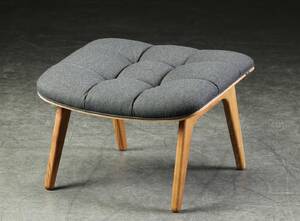 Rune Krøjgaard og Knut Bendik Humlevik for NORR11. Skammel model Mammoth Ottoman Fluffy, eg natur og uld.