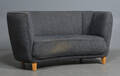 Bananformet sofa med gråt uld 