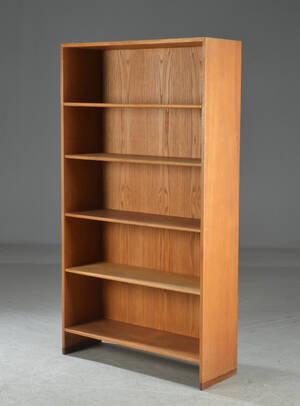 Hans J. Wegner. Reol af fineret egetræ med sokkel af teak Denne vare er sat til omsalg under nyt varenummer 5029356