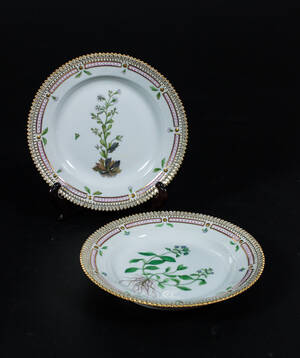 Royal Copenhagen. Flora Danica, två tallrikar modellnr. 3573 2 Denna vara har satts till omförsäljning under nytt varunummer4072448