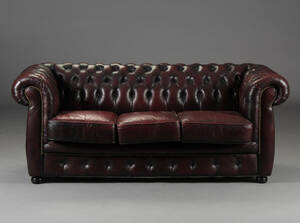 Chesterfield-stil. Tre-pers. sofa
