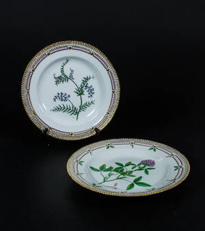 Royal Copenhagen. Flora Danica, två middagstallrikar